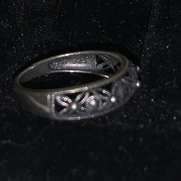 Sterling silver ring size 8 - Picture 2 of 4